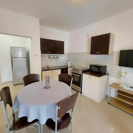 Apt.mila -near Queen Апартаменты Привлака
